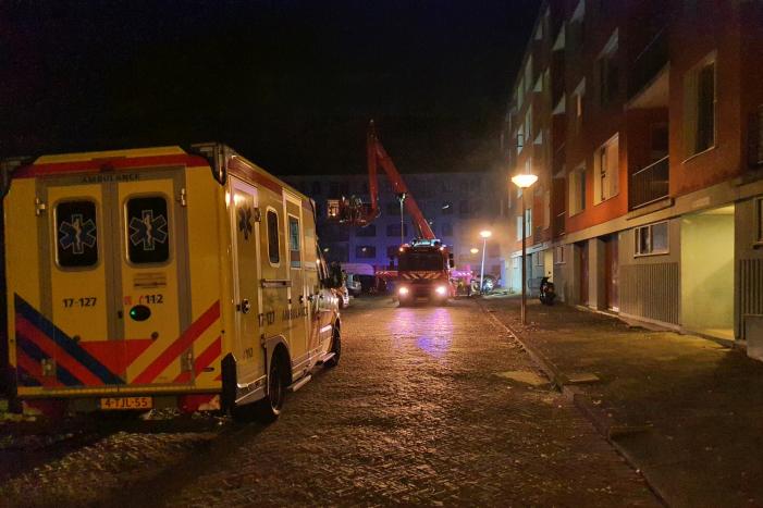 Brandweer redt vier personen van balkon bij brand in flat