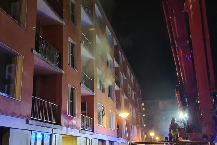 Brandweer redt vier personen van balkon bij brand in flat