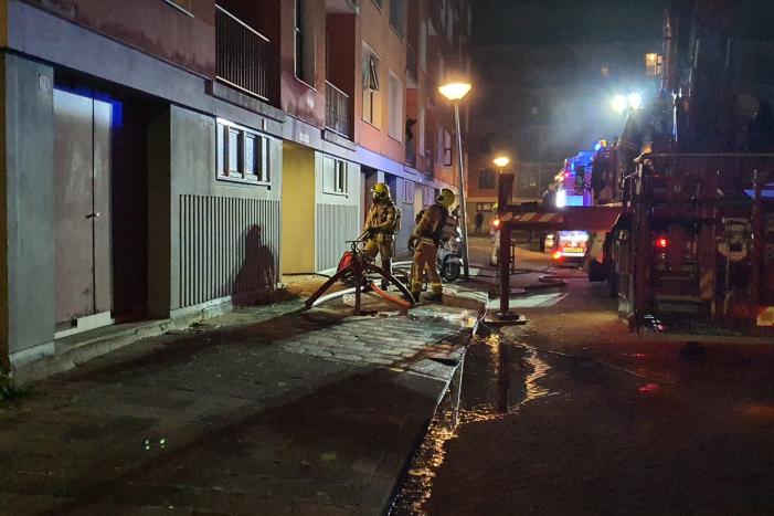 Brandweer redt vier personen van balkon bij brand in flat