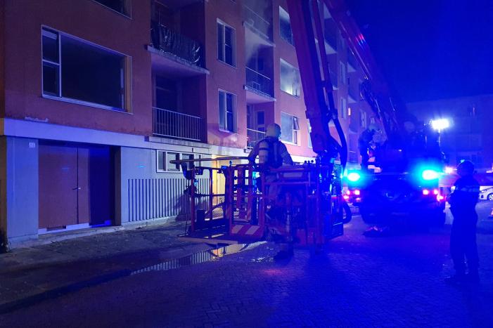 Brandweer redt vier personen van balkon bij brand in flat