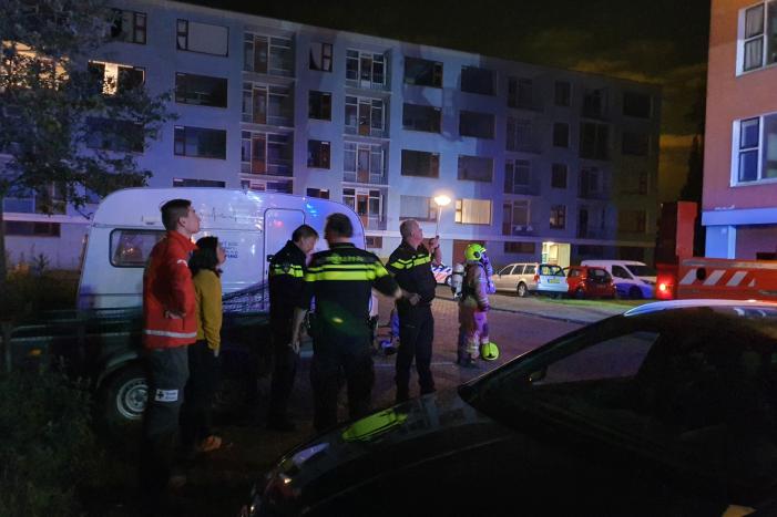 Brandweer redt vier personen van balkon bij brand in flat