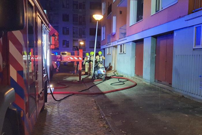 Brandweer redt vier personen van balkon bij brand in flat