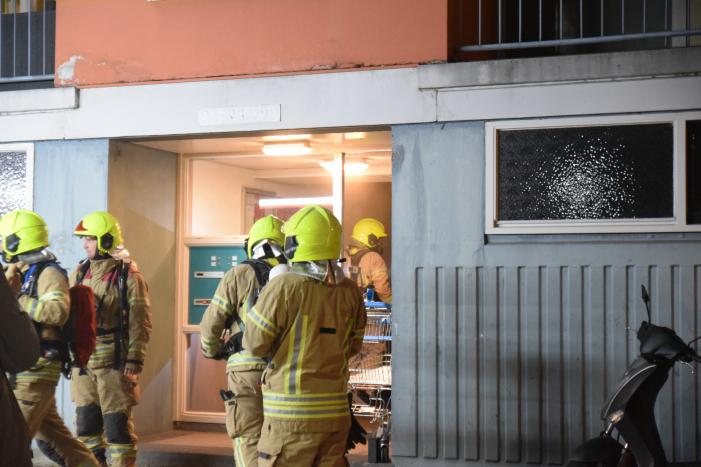 Brandweer redt vier personen van balkon bij brand in flat