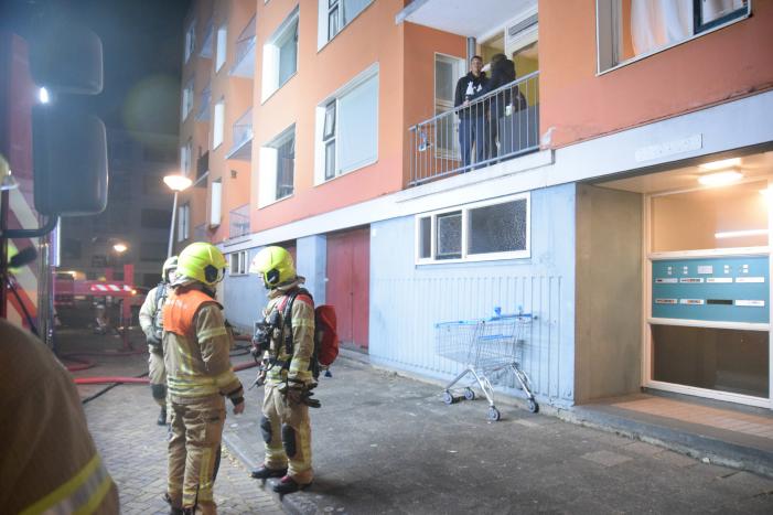 Brandweer redt vier personen van balkon bij brand in flat