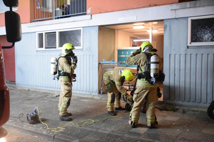 Brandweer redt vier personen van balkon bij brand in flat