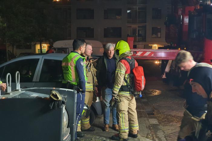Brandweer redt vier personen van balkon bij brand in flat