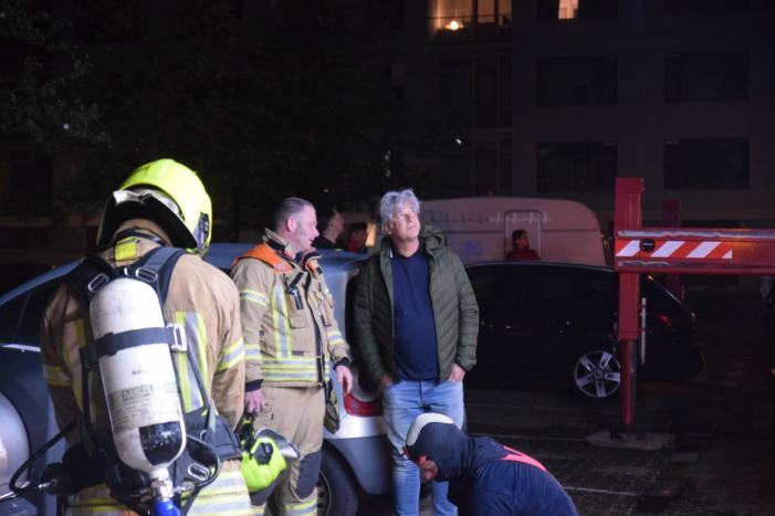 Brandweer redt vier personen van balkon bij brand in flat