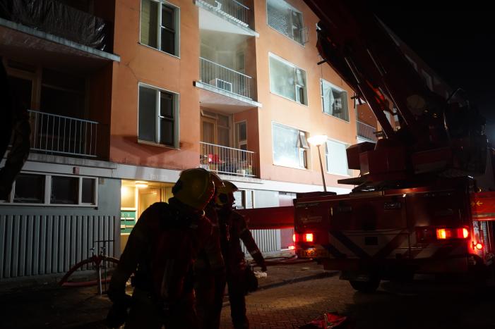 Brandweer redt vier personen van balkon bij brand in flat