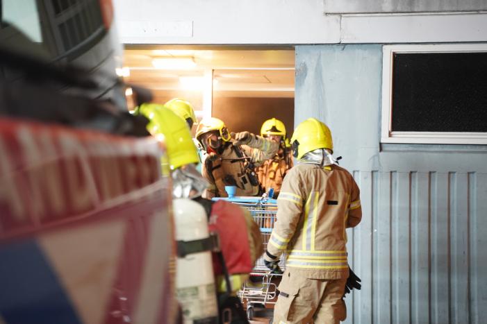 Brandweer redt vier personen van balkon bij brand in flat