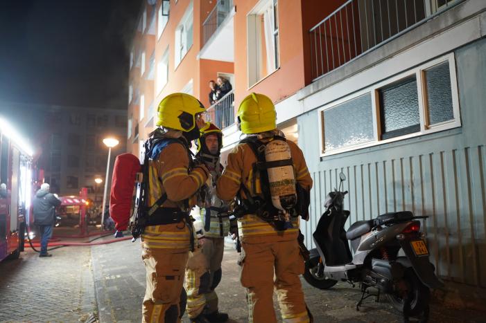 Brandweer redt vier personen van balkon bij brand in flat