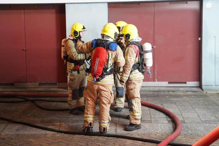 Brandweer redt vier personen van balkon bij brand in flat