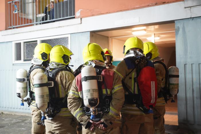Brandweer redt vier personen van balkon bij brand in flat