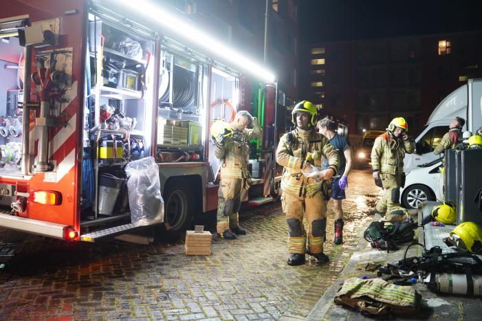 Brandweer redt vier personen van balkon bij brand in flat