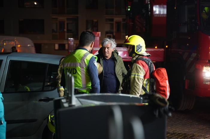 Brandweer redt vier personen van balkon bij brand in flat