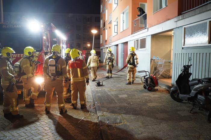 Brandweer redt vier personen van balkon bij brand in flat
