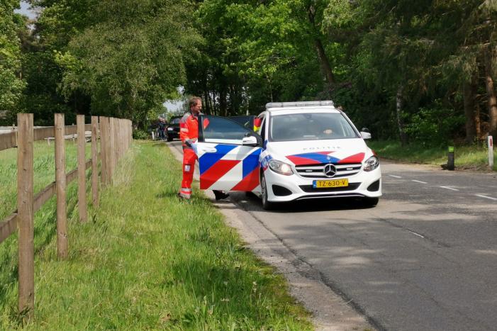 Zoekactie naar gewonde in bosgebied