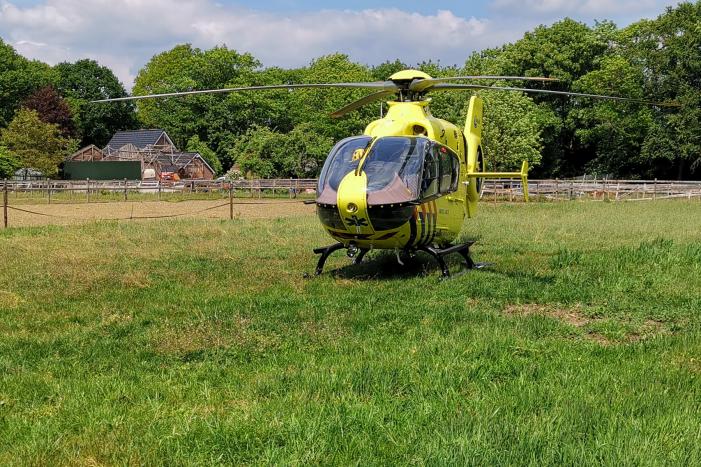 Zoekactie naar gewonde in bosgebied