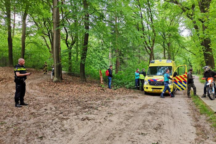 Zoekactie naar gewonde in bosgebied