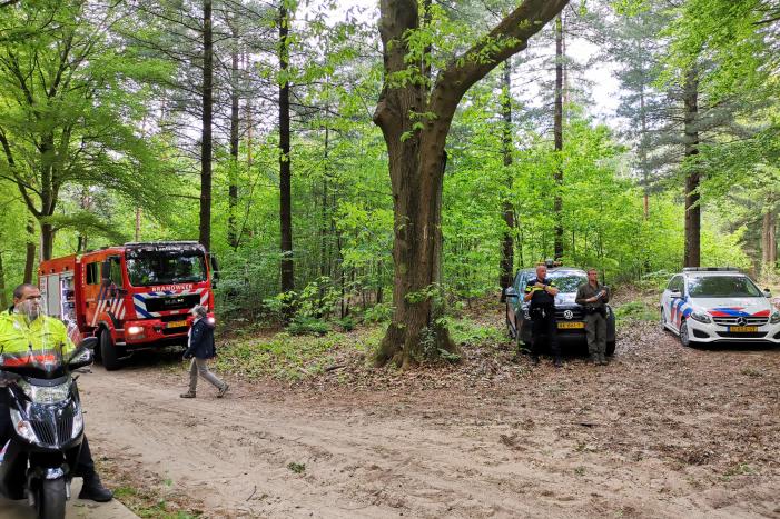 Zoekactie naar gewonde in bosgebied