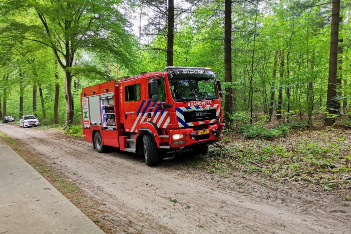 Zoekactie naar gewonde in bosgebied