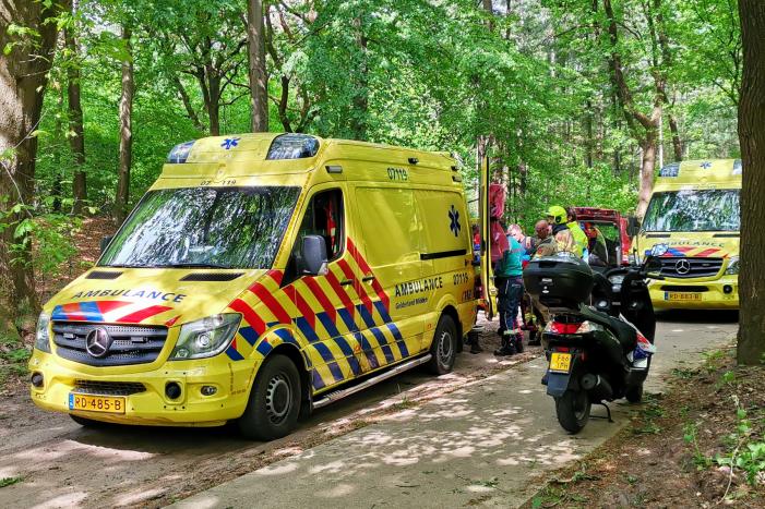 Zoekactie naar gewonde in bosgebied