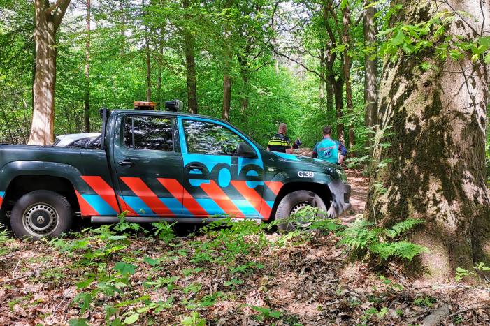 Zoekactie naar gewonde in bosgebied