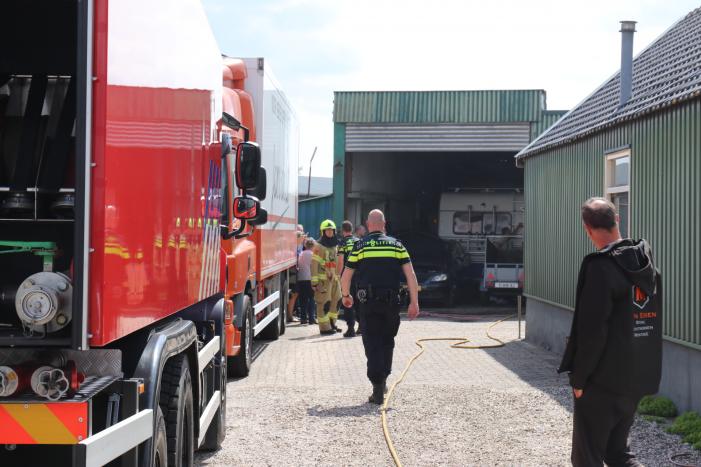 Dak van schuur in brand