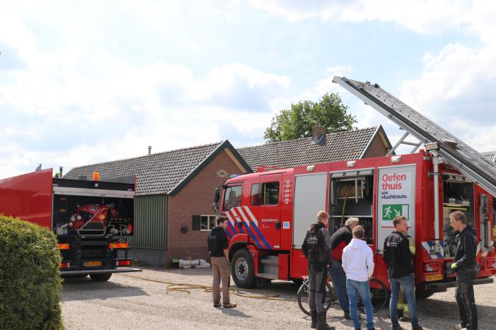 Dak van schuur in brand