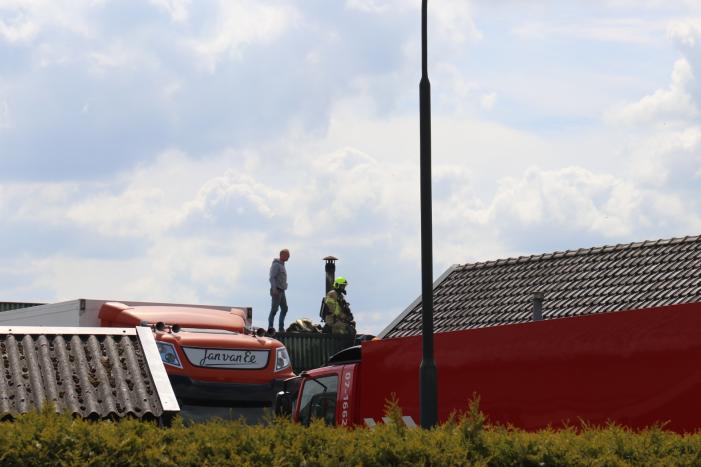 Dak van schuur in brand