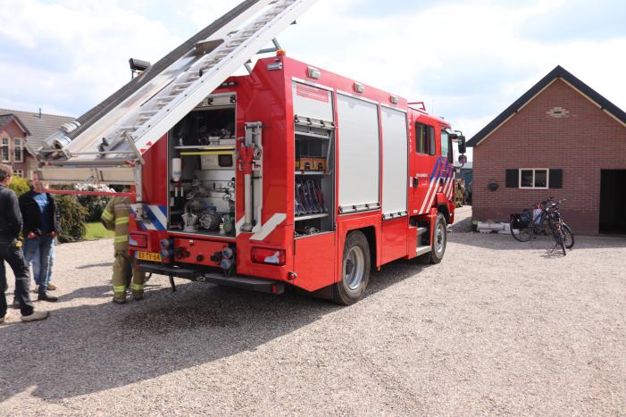 Dak van schuur in brand
