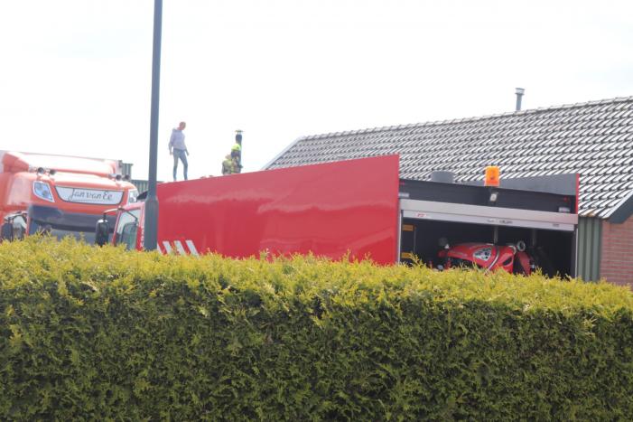 Dak van schuur in brand