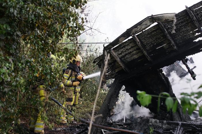 Houten schuur bij tennisbanen brandt volledig uit