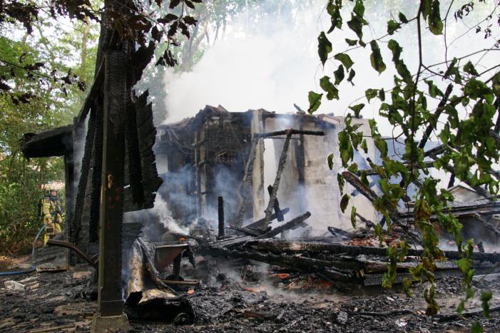 Houten schuur bij tennisbanen brandt volledig uit