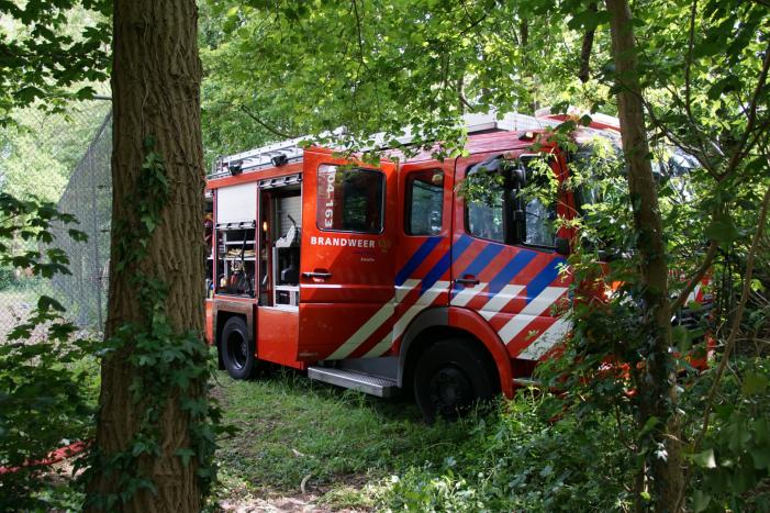 Houten schuur bij tennisbanen brandt volledig uit