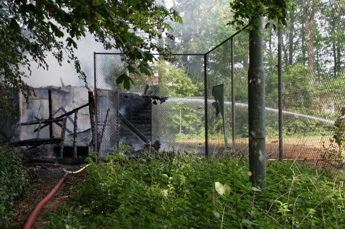 Houten schuur bij tennisbanen brandt volledig uit