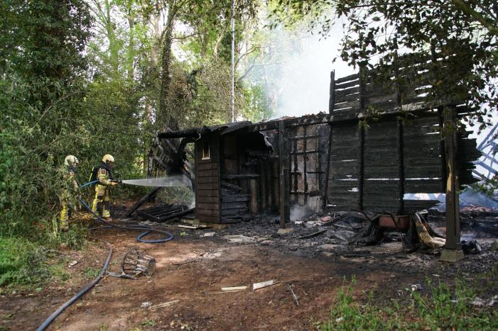 Houten schuur bij tennisbanen brandt volledig uit