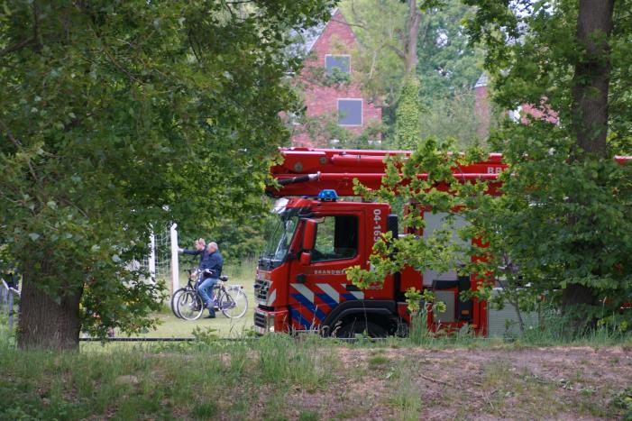 Houten schuur bij tennisbanen brandt volledig uit