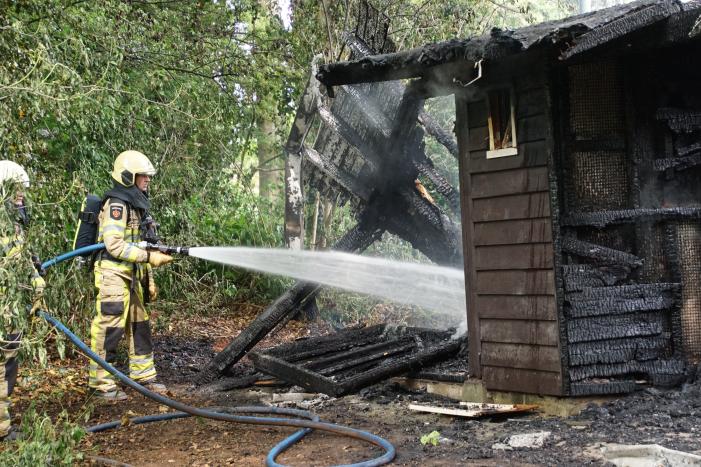 Houten schuur bij tennisbanen brandt volledig uit
