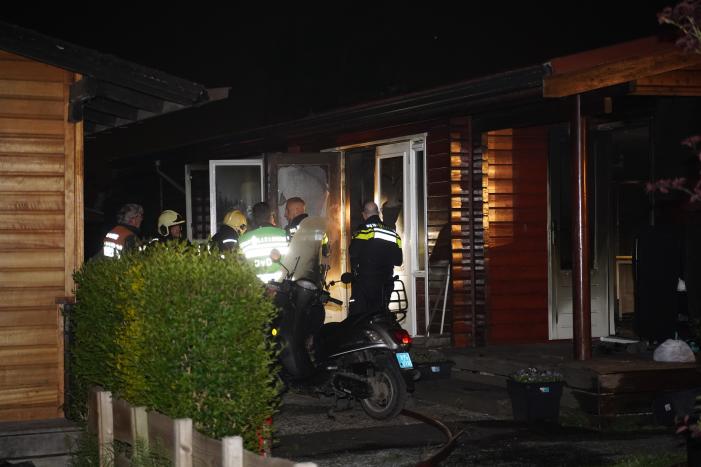Hond overleden na brand in houten chalet