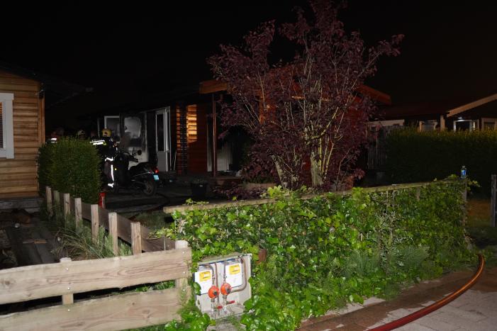 Hond overleden na brand in houten chalet