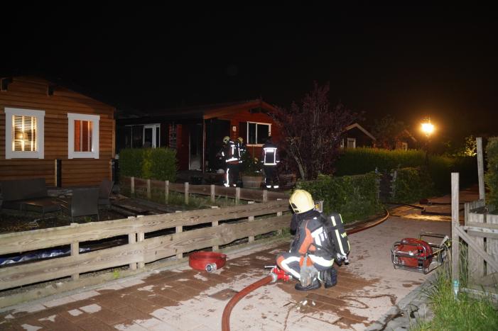 Hond overleden na brand in houten chalet