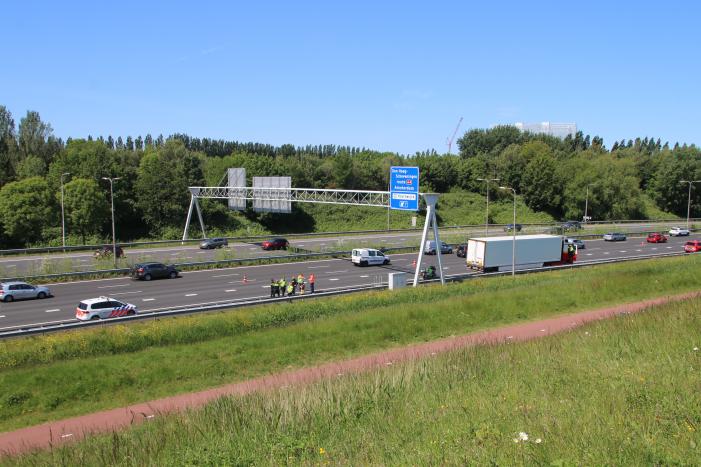 Rijstrook afgesloten door vrachtwagen met vastgelopen remmen