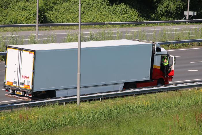 Rijstrook afgesloten door vrachtwagen met vastgelopen remmen