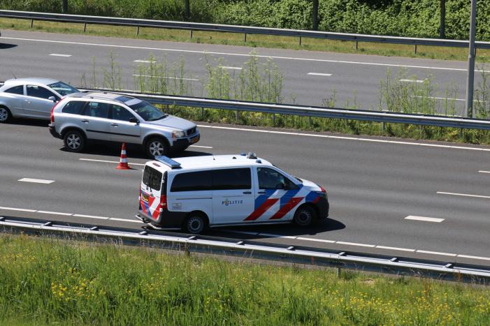 Rijstrook afgesloten door vrachtwagen met vastgelopen remmen