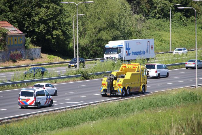 Rijstrook afgesloten door vrachtwagen met vastgelopen remmen