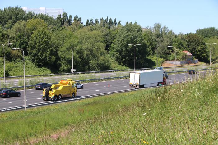 Rijstrook afgesloten door vrachtwagen met vastgelopen remmen