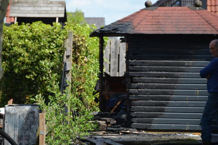 Schuurbrand slaat over naar woning