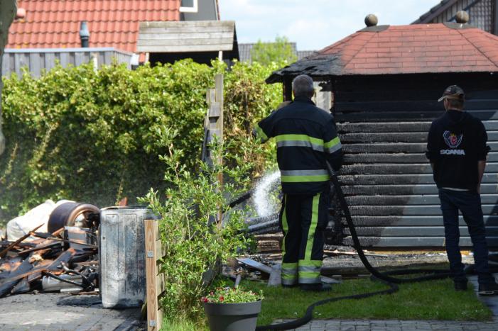 Schuurbrand slaat over naar woning