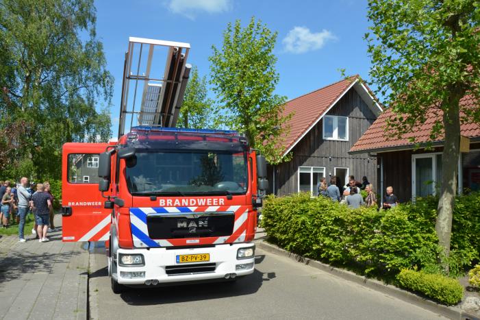 Schuurbrand slaat over naar woning