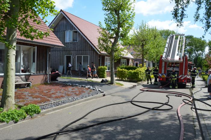 Schuurbrand slaat over naar woning